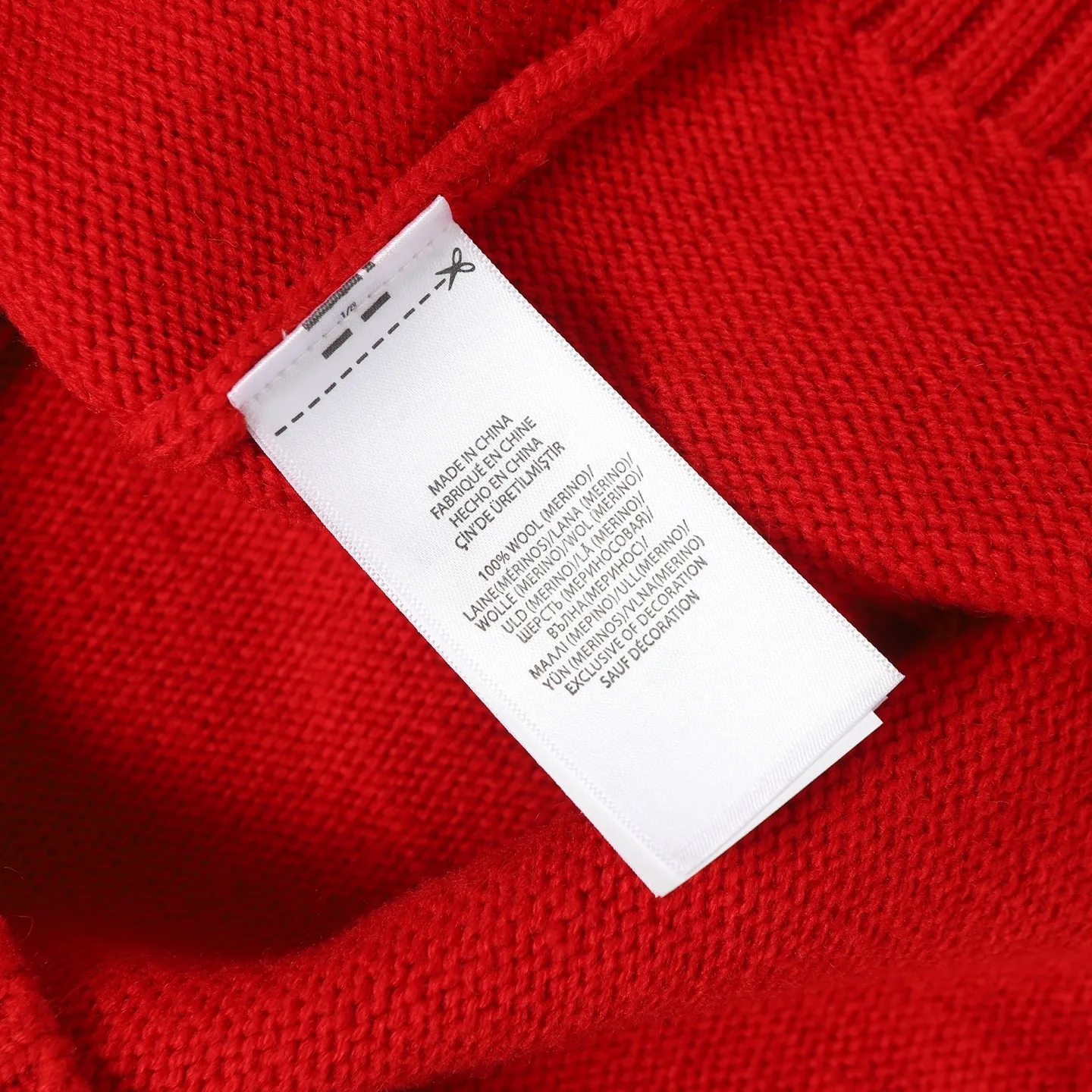 P470 [Wool] Original high-end quality Ralph lauren pol* 2026 early spring latest series! New Year's limited edition bear embroidered sweater, wool blend, soft and comfortable, super warm in autumn and winter! The little bear is wearing a red buttoned jacket and holding a red envelope. It is full of details and full of festive atmosphere. The classic round neck design is casual and versatile, and can be easily worn by both men and women. It is suitable for holiday gifts or daily wear. Exquisite craftsmanship + interesting design make it easy to create a festive look ✨. 3️⃣Personal color! S-M-L3️⃣ code!